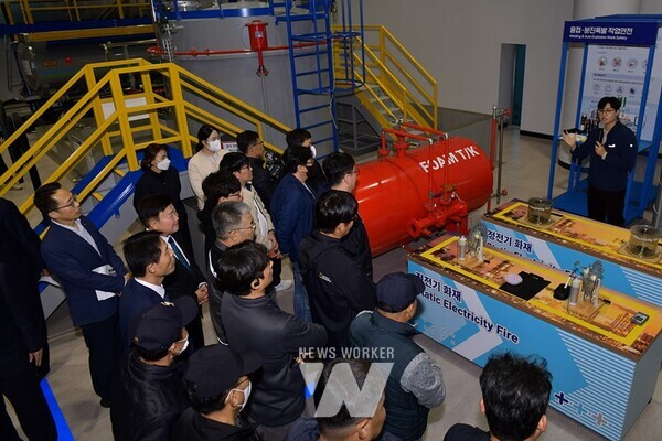 정기명 여수시장이 올해 시범 운영 중인 ‘여수산단 통합안전교육 프로그램’을 참관하고, 주요 산단 기업체가 교육에 참여할 수 있도록 유도했다.