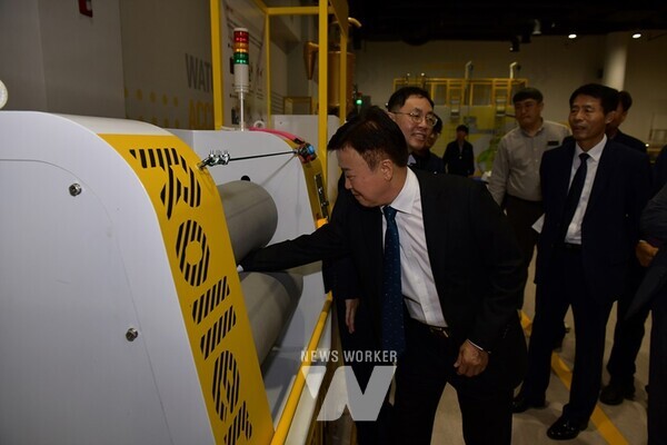 정기명 여수시장이 올해 시범 운영 중인 ‘여수산단 통합안전교육 프로그램’을 참관하고, 주요 산단 기업체가 교육에 참여할 수 있도록 유도했다.