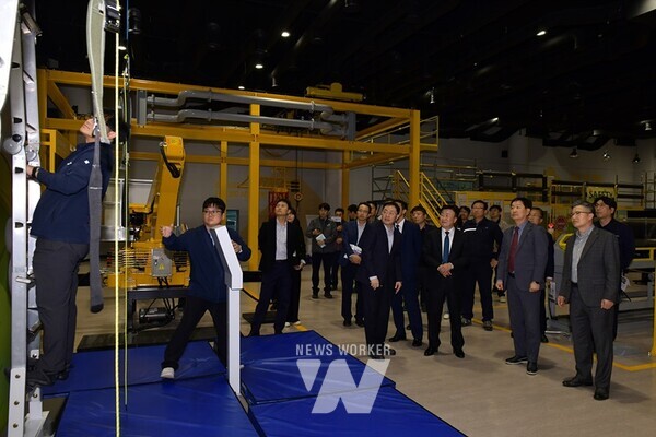 정기명 여수시장이 올해 시범 운영 중인 ‘여수산단 통합안전교육 프로그램’을 참관하고, 주요 산단 기업체가 교육에 참여할 수 있도록 유도했다.