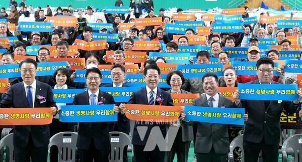 김영록 전라남도지사가 19일 화순하니움문화스포츠센터에서 열린 2024 전라남도 이·통장 한마음대회에서 참석자들과 퍼포먼스를 하고 있다