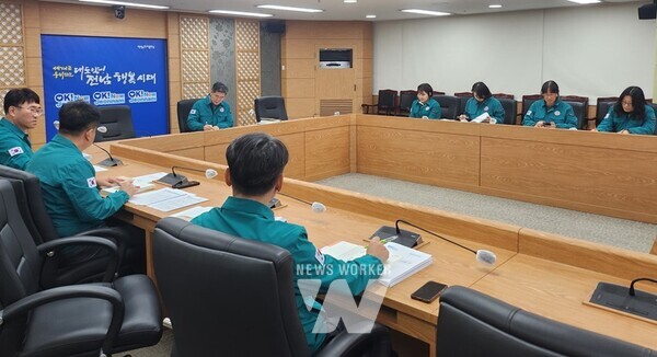 전라남도는 영암의 한 한우농장에서 럼피스킨이 발생함에 따라 시군 방역상황 점검을 위한 영상회의를 지난 18일 열어 빈틈없는 방역조치 추진에 온힘을 쏟기로 했다.