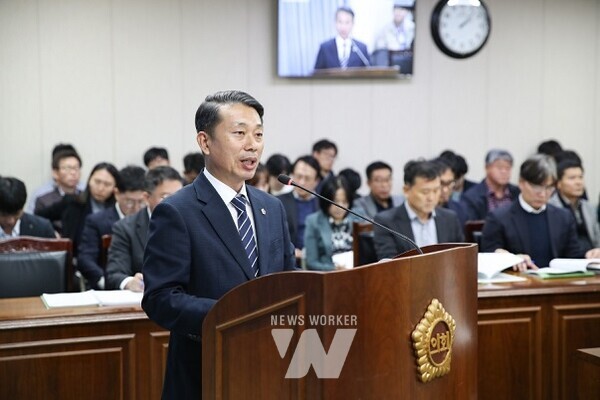 ‘전라남도 무형유산의 보전 및 진흥에 관한 조례안' 제안설명 중인 이재태 의원