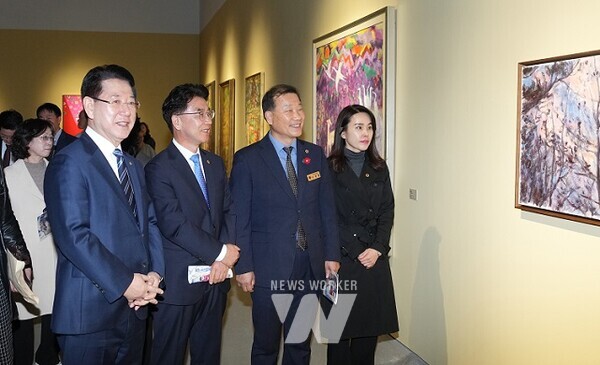 김영록 전라남도지사가 19일 오후 전남도립미술관에서 개막한 ‘오지호와 인상주의’ 전시회에서 작품들을 관람하고 있다