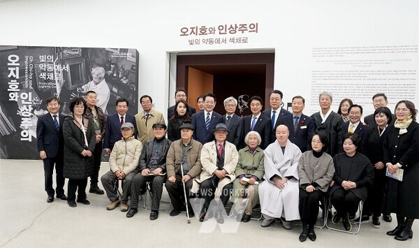김영록 전라남도지사가 19일 오후 전남도립미술관에서 개막한 ‘오지호와 인상주의’ 전시회에서 내빈들과 기념촬영을 하고 있다.