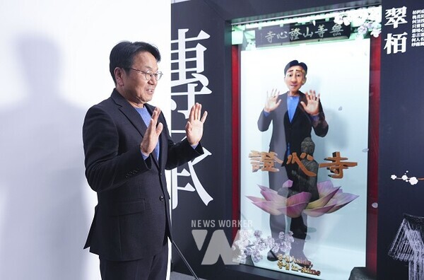 강기정 광주광역시장이 19일 오후 남구 광주실감콘텐츠큐브(GCC)에서 열린 ‘GCC사관학교 제1기 수료식’에 참석해 교육생 성과전시장을 둘러보고 있다./광주광역시 제공