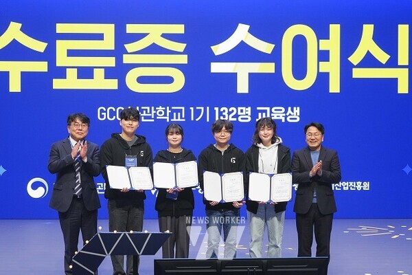 강기정 광주광역시장이 19일 오후 남구 광주실감콘텐츠큐브(GCC)에서 열린 ‘GCC사관학교 제1기 수료식’에 참석해 수료증서를 수여하고 있다./광주광역시 제공