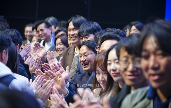 강기정 광주광역시장이 19일 오후 남구 광주실감콘텐츠큐브(GCC)에서 열린 ‘GCC사관학교 제1기 수료식’에 참석해 교육생들과 하이파이브를 하고 있다./광주광역시 제공
