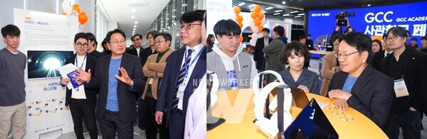 강기정 광주광역시장이 19일 오후 남구 광주실감콘텐츠큐브(GCC)에서 열린 ‘GCC사관학교 제1기 수료식’에 참석해 교육생 성과전시장을 둘러보고 있다./광주광역시 제공