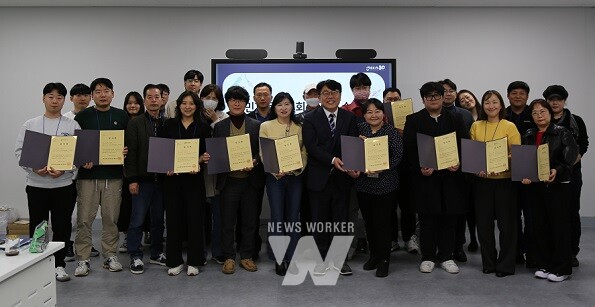 광주정보문화산업진흥원은 19일 시민자문위원회 운영을 마무리하고, 감사장을 수여했다.