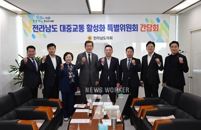 지난 15일 안전건설소방위원회 간담회실에서 그간의 활동 성과를공유하고 향후 일정을 논의하고 있다.