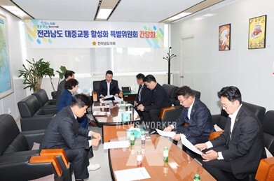 지난 15일 안전건설소방위원회 간담회실에서 그간의 활동 성과를공유하고 향후 일정을 논의하고 있다.