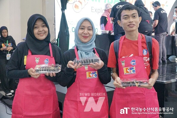 K-엑스포 수산홍보관서 김밥을 만들어 본 현지인