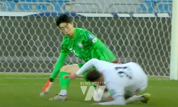 팔레스타인과의 경기 시작 11분55초만에 실책으로 인하여 한국 골 그물망을 흔드는 일이 발생했다. (사진_쿠팡플레이)