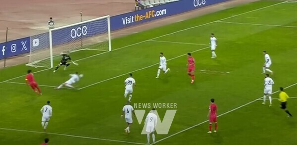 손흥민이 첫 골득점을 내는 순간(사진_쿠팡플레이)