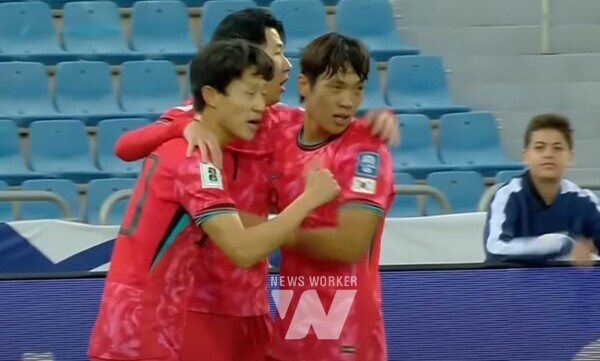 경기시작 15분 40초만에 손흥민이 첫 득점을 내고 이명재 등 동료들과 서로를 격려하고 있다.(사진_쿠팡 프레이)