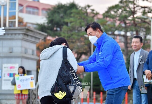 김한종 장성군수가 지난 14일 장성고 앞에서 수능 수험생들을 격려하고 있다. 군은 전남 최초로 8학기분 대학생 등록금을 지원하고 있다