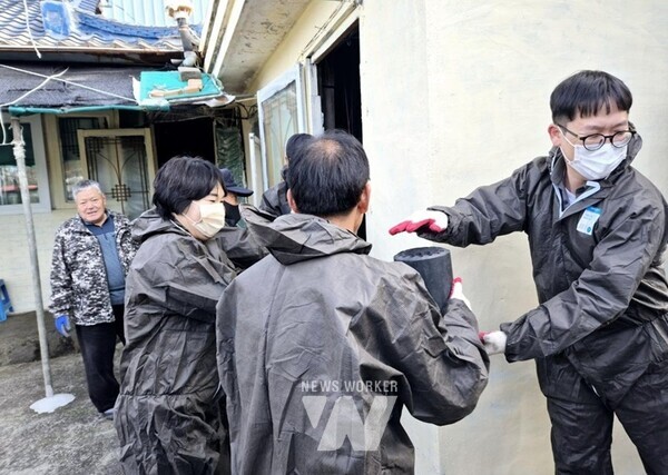 정인숙 조성면장과 자원봉사자들이 취약계층을 위한 연탄을 배달하고 있다.