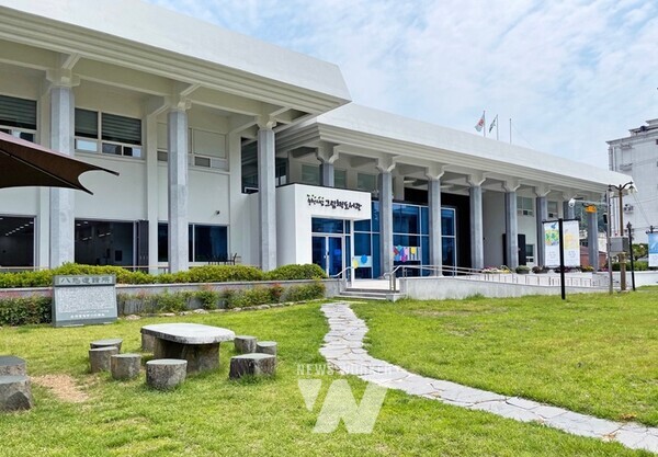 그림책도서관 10년, 한국 그림책 10년 포스터순천시립그림책도서관 전경 (왼쪽)지난 4월 이수지 작가가 순천그림책도서관에서 여름의 무대, 이수지의 그림책 전시 설명을 진행하고 있다 (오른쪽)지난 6월 순천그림책도서관에서 관람객들이 전시 도슨트의 해설을 들으며, 전시작품을 감상하고 있다