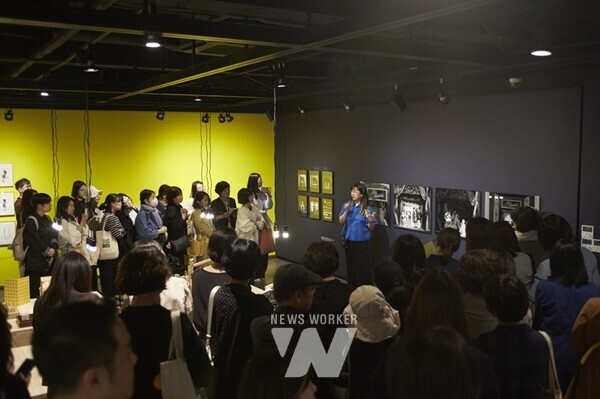 지난 4월 이수지 작가가 순천그림책도서관에서 여름의 무대, 이수지의 그림책 전시 설명을 진행하고 있다