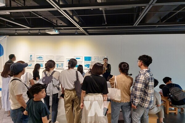 지난 6월 순천그림책도서관에서 관람객들이 전시 도슨트의 해설을 들으며, 전시작품을 감상하고 있다