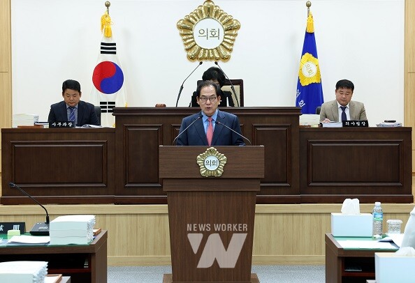 김희수 진도군수는 20일, 진도군의회 본회의장에서 열린 제302회 진도군의회 1차 본회의 시정연설에서 2025년도 군정 운영 방향을 밝혔다