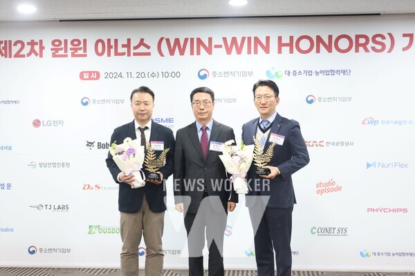 20일 열린 ‘윈윈 아너스’ 기념패 수여식에서 정태수 SK에코플랜트 구매담당임원(맨 오른쪽), 원영준 중소벤처기업부 소상공인정책실장(가운데), 이택진 티제이랩스 대표(맨 왼쪽)가 기념촬영을 하고 있는 모습