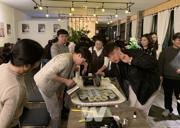 전남 고흥군(군수 공영민)은 지난 19일 포두면 파티야에서 ‘고흥애(愛) 솔로몬 봉사단’ 성과보고회를 개최했다 (환경 유자 수제 비누 만들기 체험)