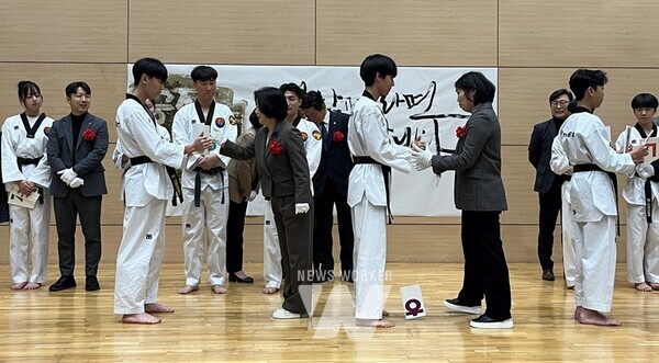 전라남도와 전남남부권아동보호전문기관은 20일 도청 왕인실에서 시군, 경찰, 아동보호전문기관 관계자 등 170여 명이 참석한 가운데 제18회 아동학대 예방의 날 기념식을 열어 아동학대 없는 사회 실현을 다짐했다.