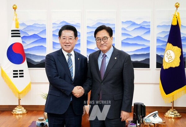 김영록 전라남도지사가 20일 서울 국회에서 우원식 국회의장을 만나 주요 도정 현안 해결을 위한 국회 차원의 협조를 요청하고 있다.