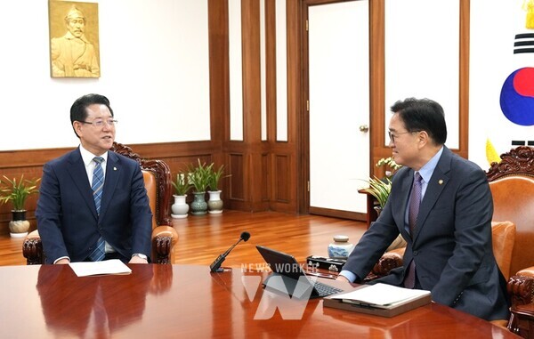 김영록 전라남도지사가 20일 서울 국회에서 우원식 국회의장을 만나 주요 도정 현안 해결을 위한 국회 차원의 협조를 요청하고 있다.