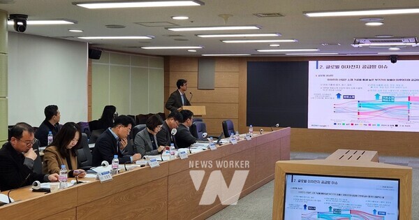 전라남도는 20일 도청에서 이차전지 관련 시군, 전문가 등 10여 명이 참석한 가운데 이차전지 소부장 특화단지 지정을 위한 연구용역 최종보고회를 열어 원료소재 생산기술 고도화 등 30개 이행과제를 제시했다.