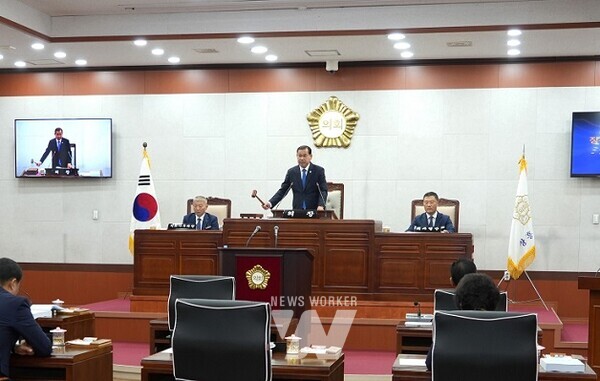 장흥군의회(의장 김재승)는 20일 제1차 본회의를 시작으로 29일간의 의사일정으로 올해 마지막 회기인 제295회 제2차 정례회를 시작했다