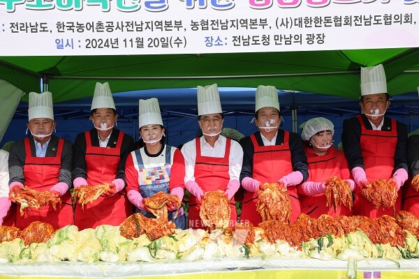 김태균 의장 배추소비 촉진 김장담그기 행사 참석