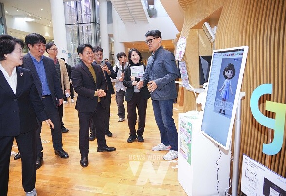 강기정 광주광역시장이 20일 오전 동구 국립아시아문화전당 어린이문화원에 마련된 2024년 창업기업제품 실증지원사업 시민체감형 실증현장을 방문해 기업제품을 살펴보고 있다./광주광역시 제공