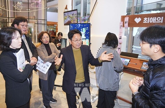 강기정 광주광역시장이 20일 오전 동구 국립아시아문화전당 어린이문화원에 마련된 2024년 창업기업제품 실증지원사업 시민체감형 실증현장을 방문해 기업제품을 살펴보고 있다./광주광역시 제공