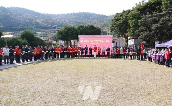 20일, 임자 재원도 3상 전기인입공사 준공식에서 박우량 신안군수가 축사를 하고 있다