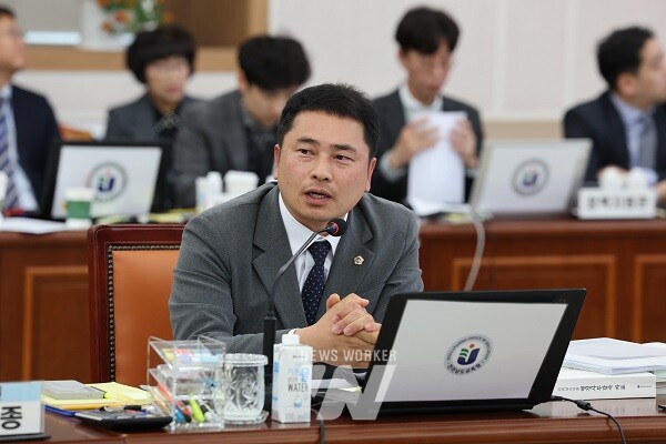 임형석 전남도의원이 11월 12일, 전남교육청 대회의실에서 열린 전남도교육청 소관 행정사무감사에서 질의하고 있다.