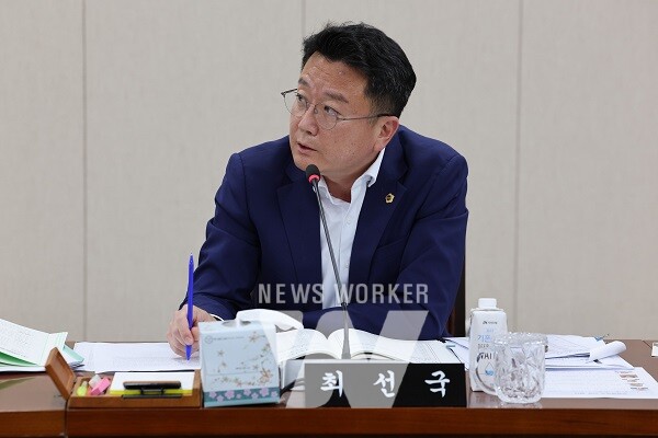 전라남도의회 최선국 의원이 지난 19일에 열린 전략산업국 예산안 심사에서 질의를 하고 있다.