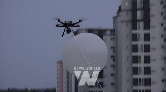 풍선을 잡고 회수 중인 드론