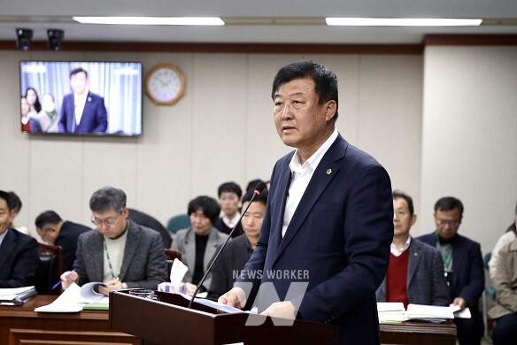 11월 20일 신승철 의원이 제386회 정례회 제2차 농수산위원회 회의에서 대표 발의한 조례안에 대한 제안설명을 하고 있다.