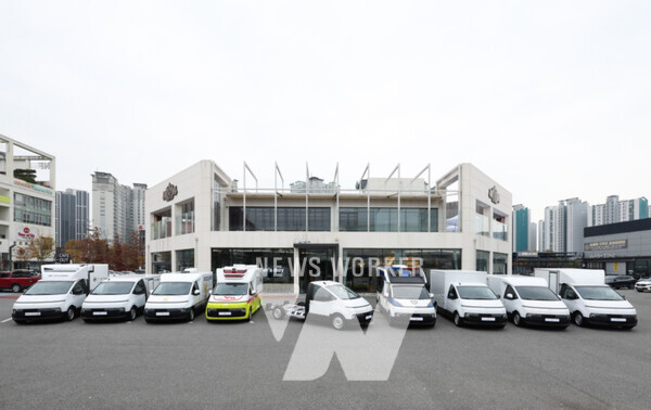 ‘업피터스 데이’에 ST1 샤시캡 기반으로 제작한 특장 차량들이 전시된 모습