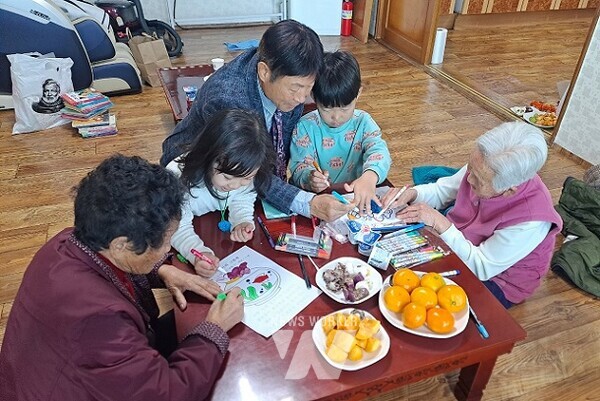 지난 20일 초등 2단계 성인문해교육의 마지막 수업을 조성남초등학교 학생들과 함께 성공적으로 마쳤다