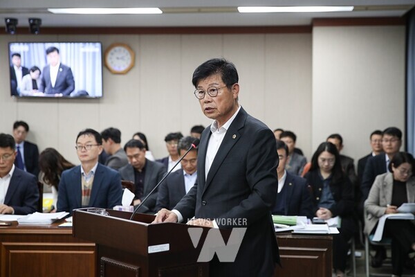 11월 21일 김문수 의원이 제386회 정례회 제3차 농수산위원회 회의에서 대표 발의한 조례안에 대한 제안설명을 하고 있다.