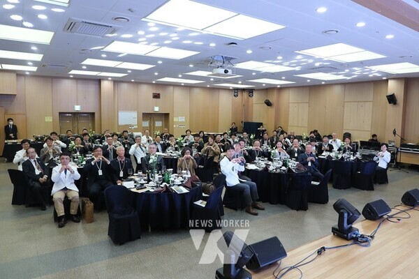 전남대학교병원 발전후원회(회장 박흥석)가 지난 18일 오후 6시 6동8층 백년홀에서 ‘2024 후원의 밤’행사를 개최했다.