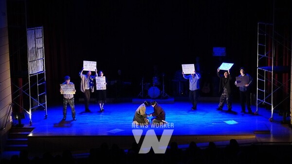 지난 20일 수완문화체육센터에서 공연한 연극 ‘폭발’이 지역 청소년, 시민에게 큰 감동을 전하며 성황리에 마무리됐다(사진=호남대학교 제공)