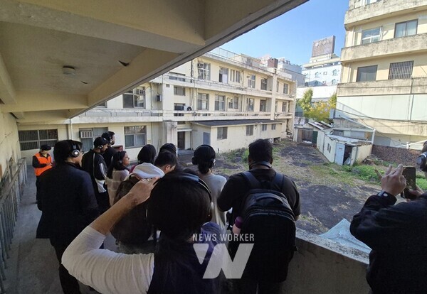 전남대학교 5·18연구소가 소설 『소년이 온다』 속 역사적 장소를 탐방하는 교육 프로그램을 운영하며 큰 인기를 끌고 있다.