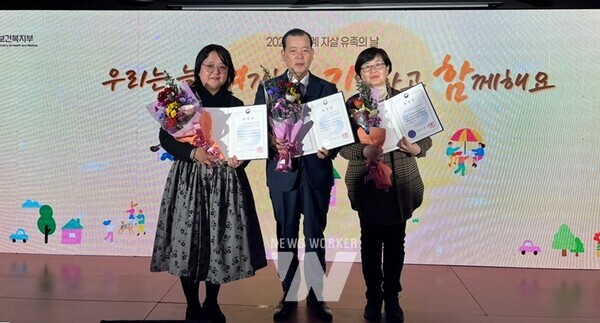 21일 서울시 중구 호텔스카이파크 킹스타운에서 열린 ‘2024년 세계 자살유족의 날 기념식’에서 광주광역정신건강복지센터(부설 자살예방센터)와 자살유족동료 지원가 여찬후 씨, 협력기관 ‘하늘 119특수청소’가 보건복지부 장관 표창을 각각 수상했다