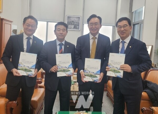 윤병태 나주시장이 내년도 국비 확보를 위해 총력 행보에 나섰다. 윤병태 나주시장이 면담 후 기념촬영을 하고 있다.(사진제공-나주시)