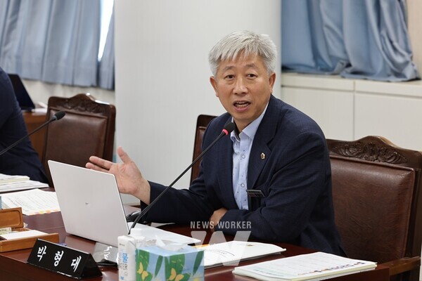 전남도의회 박형대 의원(진보당‧장흥1)은 지난 21일 열린 전남도 보건복지국 2025년도 예산안 심사에서 돌봄노동자 처우개선을 위한 기본계획 수립을 촉구했다.
