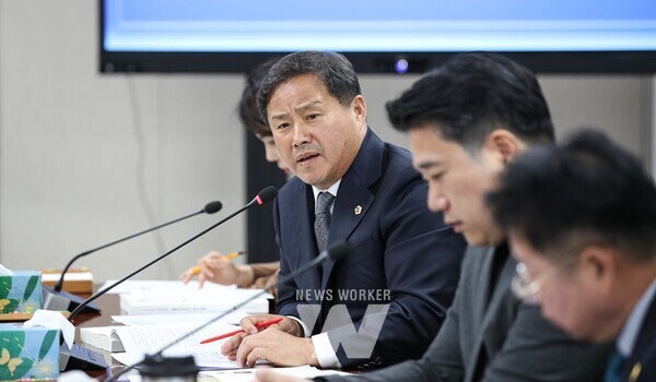 차영수 도의원이 지난 11월 21일 보건복지국 소관 2025년도 예산안을 심사하고 있다.